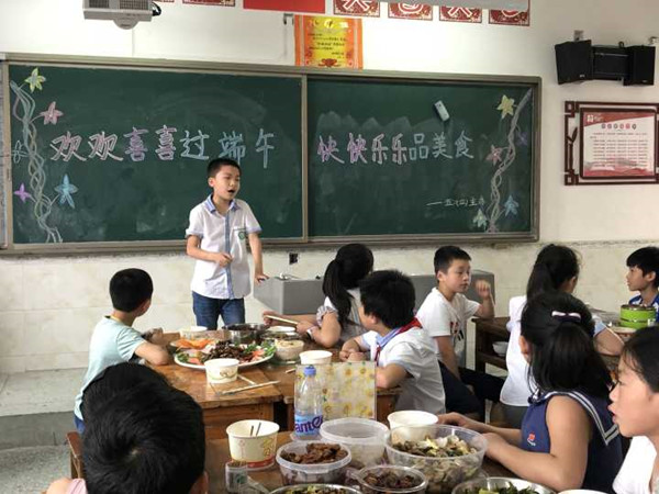 “歡歡喜喜過端午，快快樂樂品美食”活動(dòng)現(xiàn)場(chǎng)。.jpg