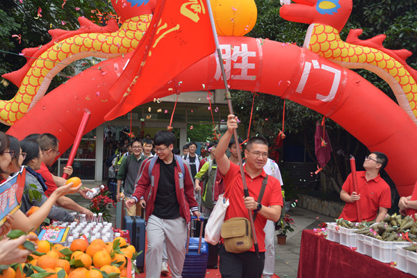 高三學(xué)子出征走過“德勝門”。.jpg